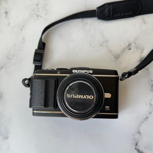 Olympus PEN E-P3 Mirrorless Digital Camera with Accessories and 2 Zoom Lenses - Picture 2 of 16